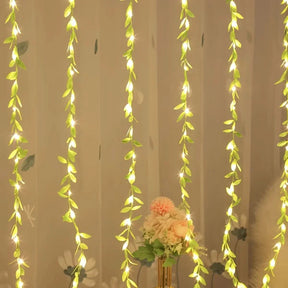 Cortina de Luzes Natalinas com Folhas – Encanto e Magia em Cada Detalhe